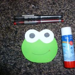 Kinderlernspiel Emotionen mit Frosch selbst basteln Schritt 11