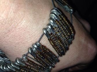 Armband aus Nadelklammer selbst basteln Schritt 8