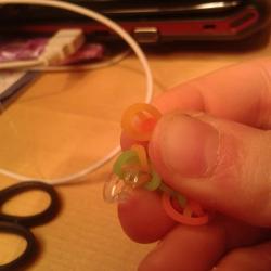 Loomband mit den Fingern basteln Schritt 7