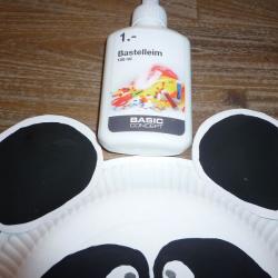 Panda aus Pappteller selbst basteln Schritt 6