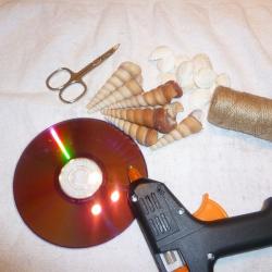 Deco aus CD und Muscheln basteln Schritt 1