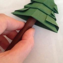 Tannenbaum aus Tonpapier basteln Schritt 15