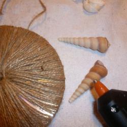 Deco aus CD und Muscheln basteln Schritt 5