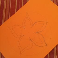 Blume aus Tonpapier als Unterlage basteln Schritt 6