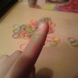 Loomband mit den Fingern basteln Schritt 1