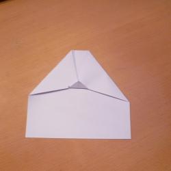 Papierflieger Gleiter aus Papier selbst basteln Schritt 7