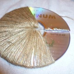 Deco aus CD und Muscheln basteln Schritt 3