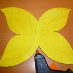 Großer Schmetterling aus Papptellern selbst basteln Schritt 6