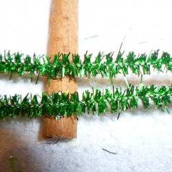 Tannenbaum Anhänger aus Draht Zimtstangen und Perlen basteln Schritt 4