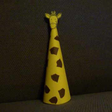 Kegelförmige Giraffe aus Papier selbst basteln Schritt 8