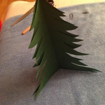 einen stehenden Weihnachtsbaum aus Tonpapier selbst basteln Schritt 12