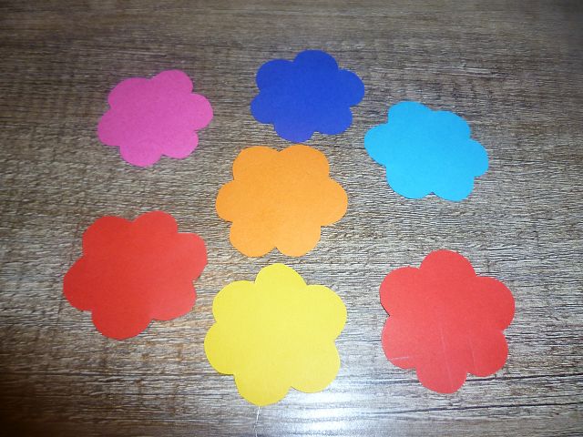 Blumen aus Tonpapier selbst basteln