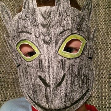 Drachenmaske aus Papier selbst basteln